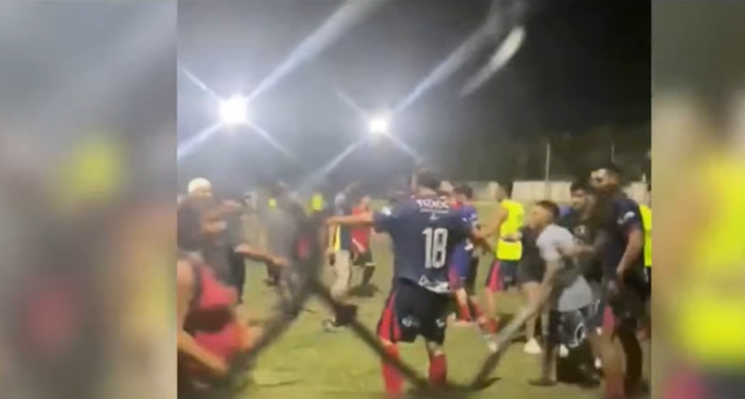 Jugadores y público enfrentados en un partido de fútbol amateur | Deportes