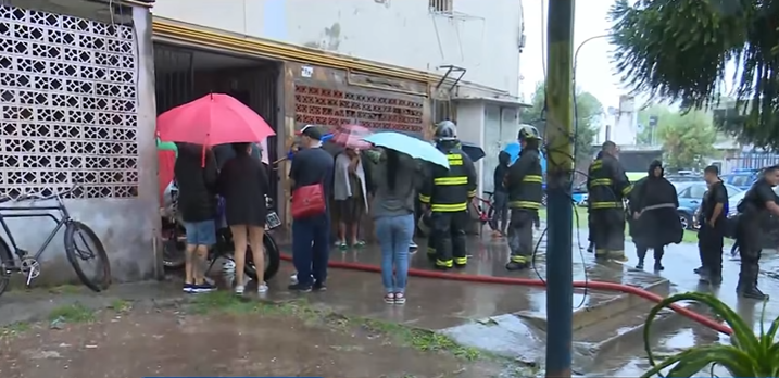 Incendio en un edificio de zona sur: evacuaron a 12 personas en plena tormenta | Rosario y la región