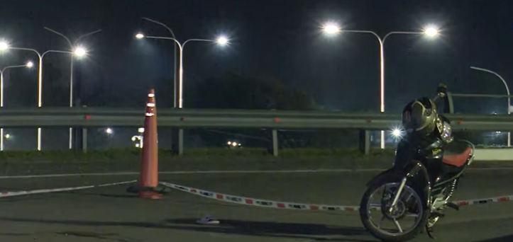 Choque entre dos motos en el inicio de la autopista Rosario–Santa Fe, cerca del vuelco del camión | Rosario y la región