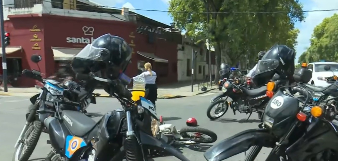 Choque en Avenida Pellegrini y San Nicolás: una camioneta embistió a dos motos | Rosario y la región