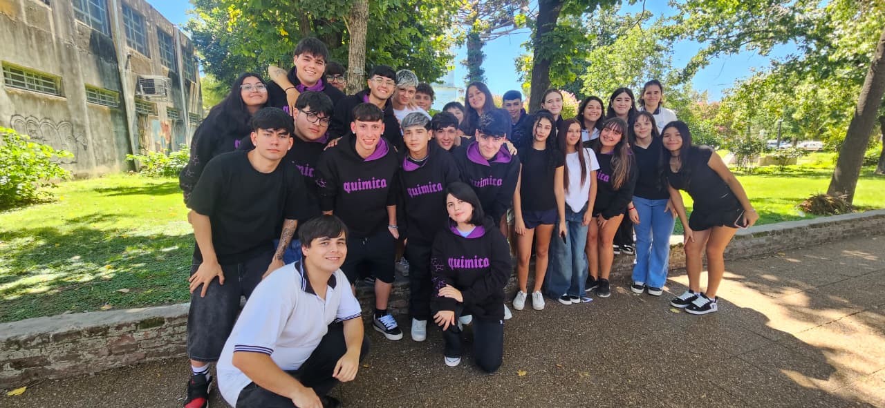 Juntaron dinero y le regalaron el buzo de egresados a tres compañeros que no podían pagarlo | Información General