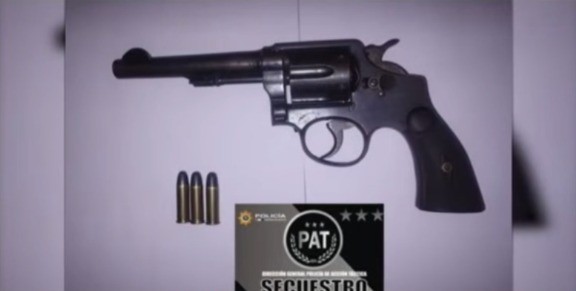 Un delincuente amenazó con un arma al dueño de un minimarket y lo inmovilizó con precintos | Información General