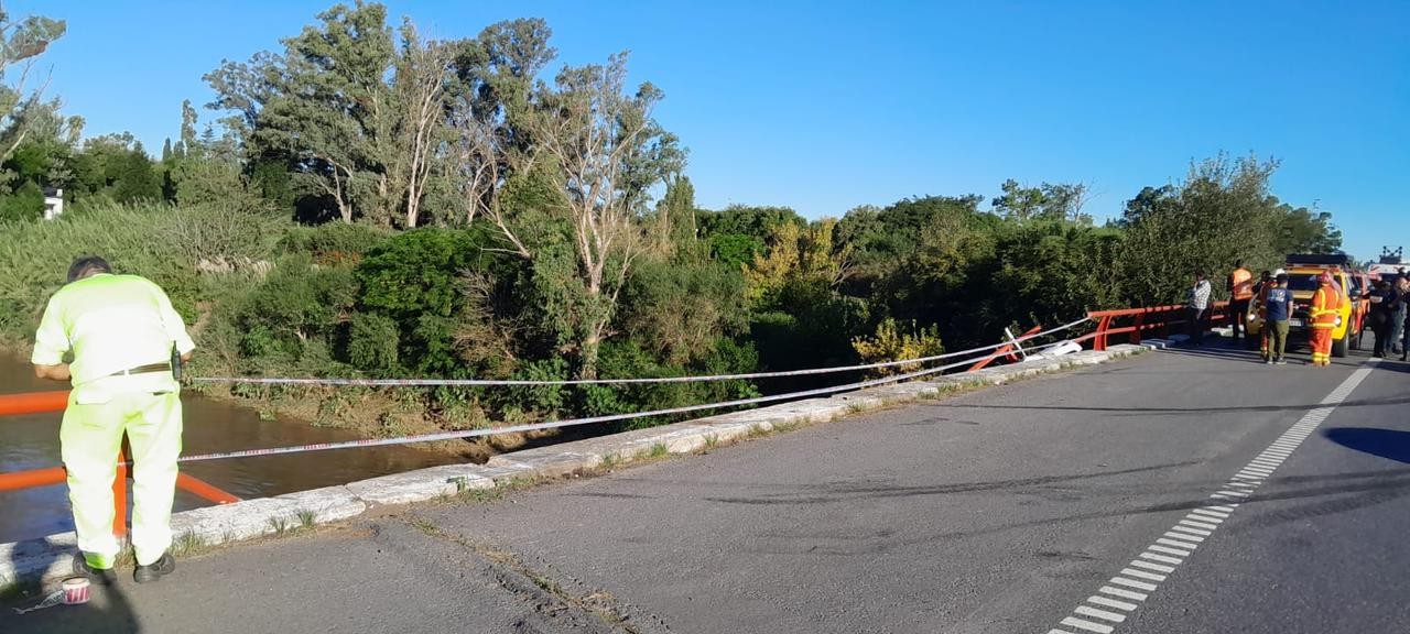 Hallaron el camión que cayó al río Carcarañá y preparan el operativo de extracción | Información General