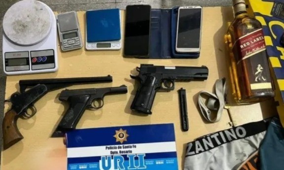 Denunció un intento de robo y terminó detenido por llevar armas en su auto | Rosario y la región