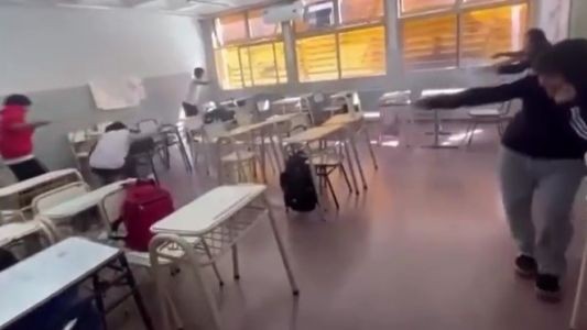Escándalo en una escuela de Catamarca: estudiantes encendieron bengalas dentro del aula | Información General