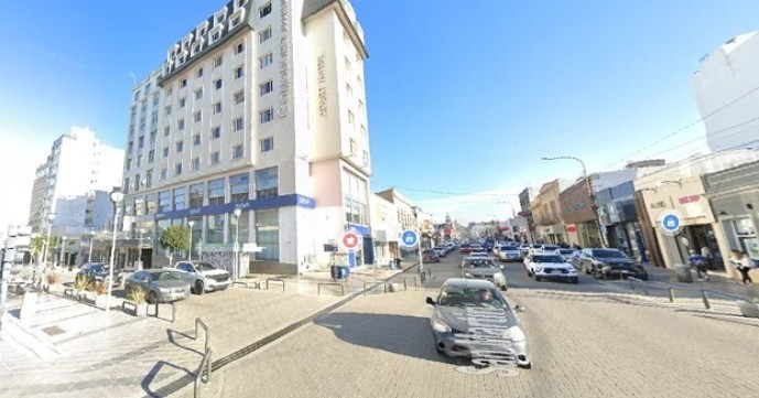 Murió un hombre tras caer desde el cuarto piso de un hotel en Comodoro Rivadavia | Información General