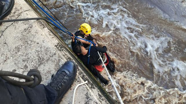 Rescate de un adolescente atrapado por la corriente en el Arroyo Ludueña | Rosario y la región