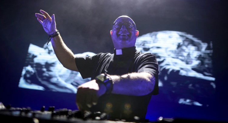 Un sacerdote DJ llega a Plaza de Mayo con un show gratuito en homenaje al Papa Francisco | Información General