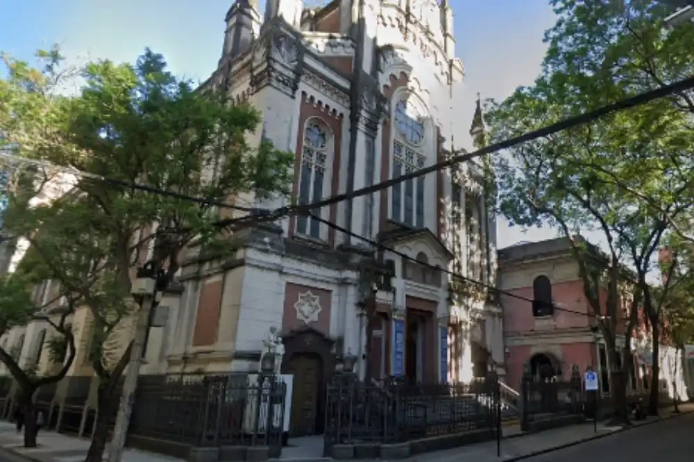 Ataque en plena misa: una mujer tomó del cuello a un cura en una parroquia del centro de Rosario | Rosario y la región