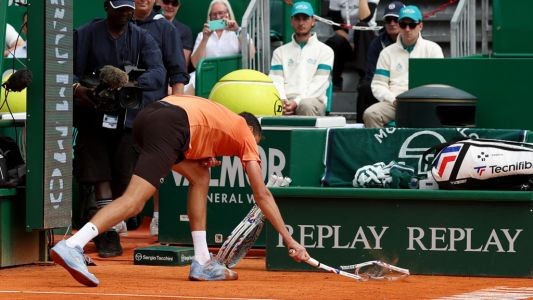 Escándalo en Montecarlo: Medvedev rompió su raqueta tras caer ante Berrettini en el Masters 1000 | Deportes
