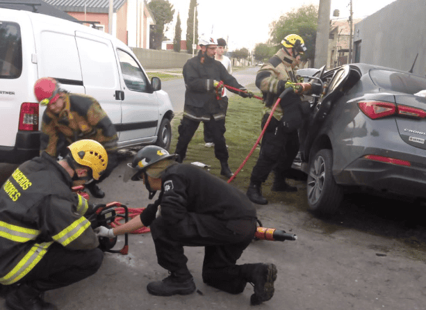 Bomberos rescatan a dos personas atrapadas tras fuerte choque | Rosario y la región