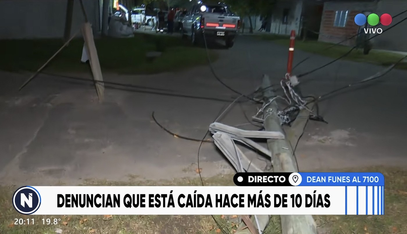 Vecinos de Deán Funes al 7100 reclaman por una columna caída que bloquea la calle desde hace más de una semana | Rosario y la región
