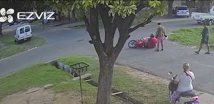 Choque entre moto y camioneta en Servando Bayo y Cochabamba: un herido | Rosario y la región