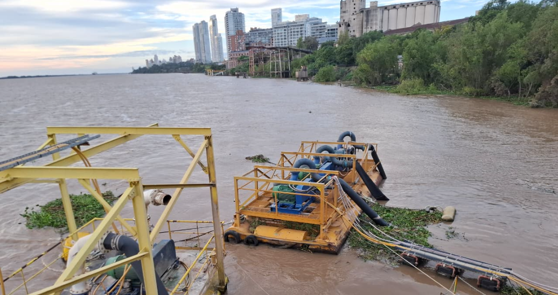 Camalotes en el río obligaron a frenar el bombeo en la planta de Aguas Santafesinas | Rosario y la región