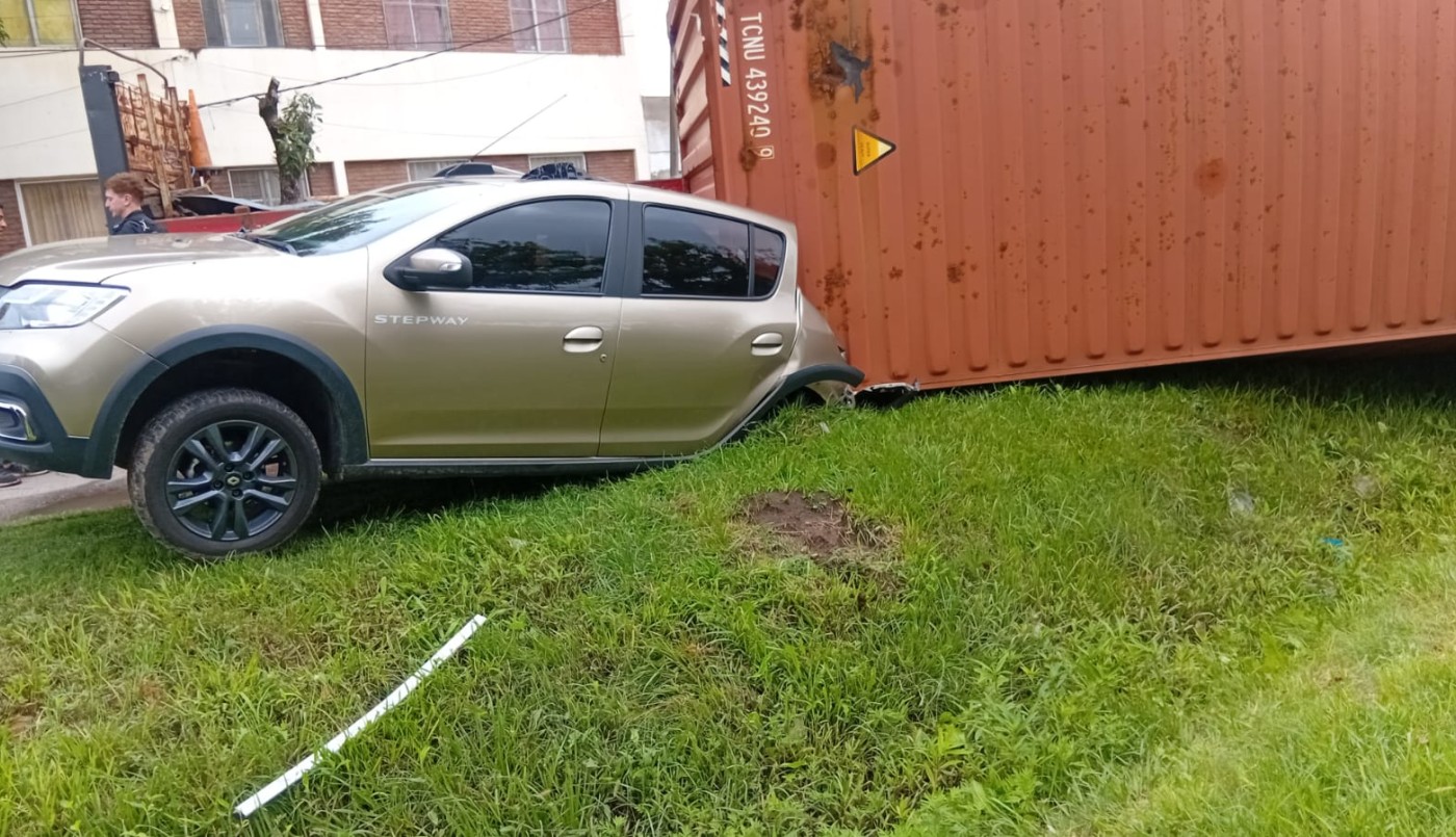 Puente Gallego: un camión volcó sobre un auto estacionado | Rosario y la región