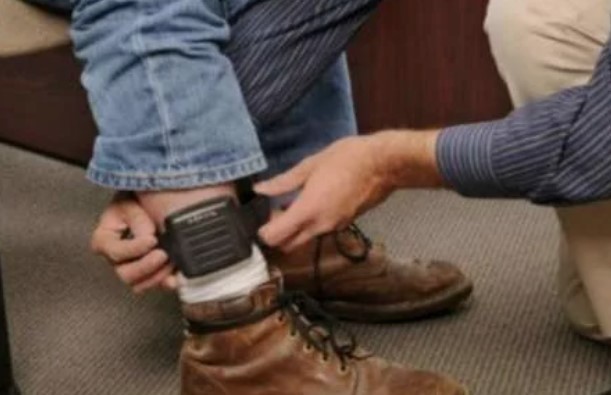 Tenía tobillera, huyó, se tiró al río y terminó detenido | Información General