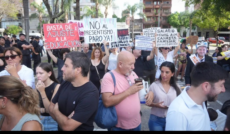 Manifestantes autoconvocados reclamaron mejoras salariales frente a la legislatura santafesina | Información General
