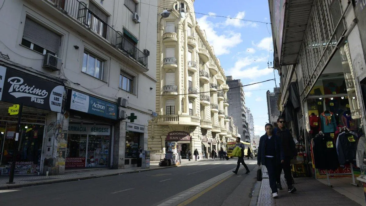 Calle San Luis aguarda el inicio de clases para reactivar el consumo | Rosario y la región