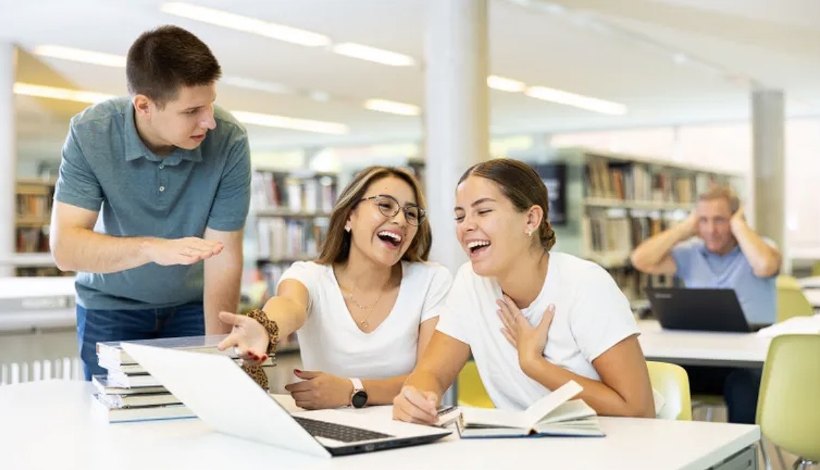 Interrumpir conversaciones: qué dice la psicología sobre un comportamiento frecuente y sus causas | Curiosidades