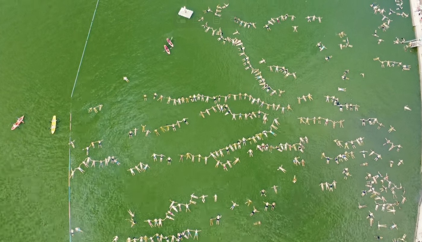 Miramar de Ansenuza intentó romper el Récord Guinness en la laguna Mar Chiquita y reunió a 1.837 personas flotando en Córdoba | Información General