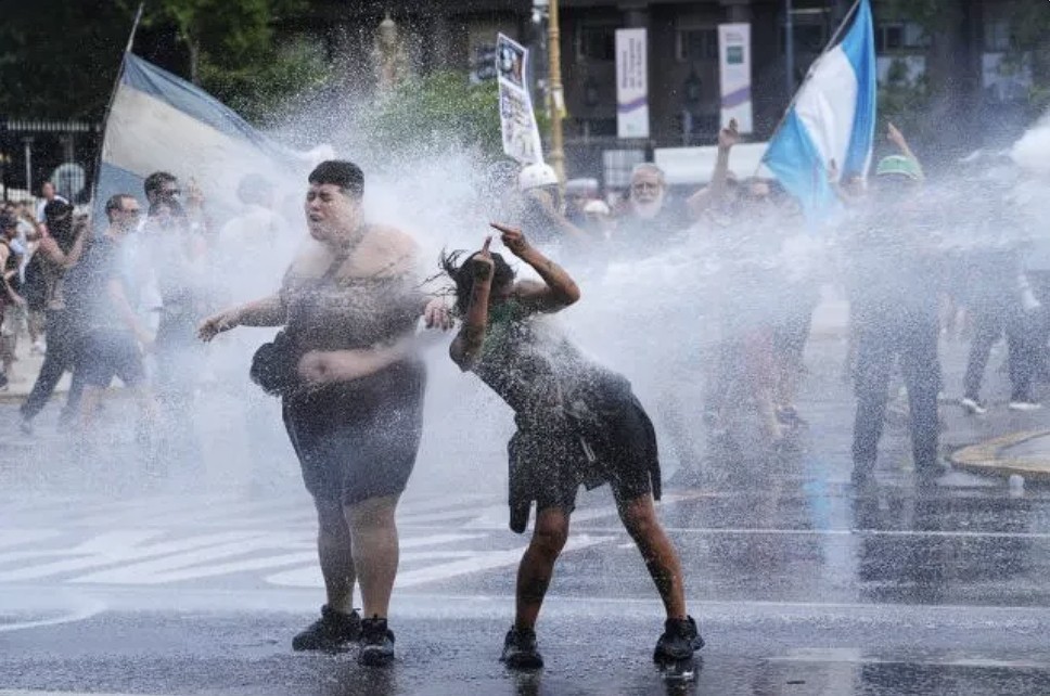 Protestas e incidentes frente al Congreso durante el tratamiento de la reforma laboral | Información General