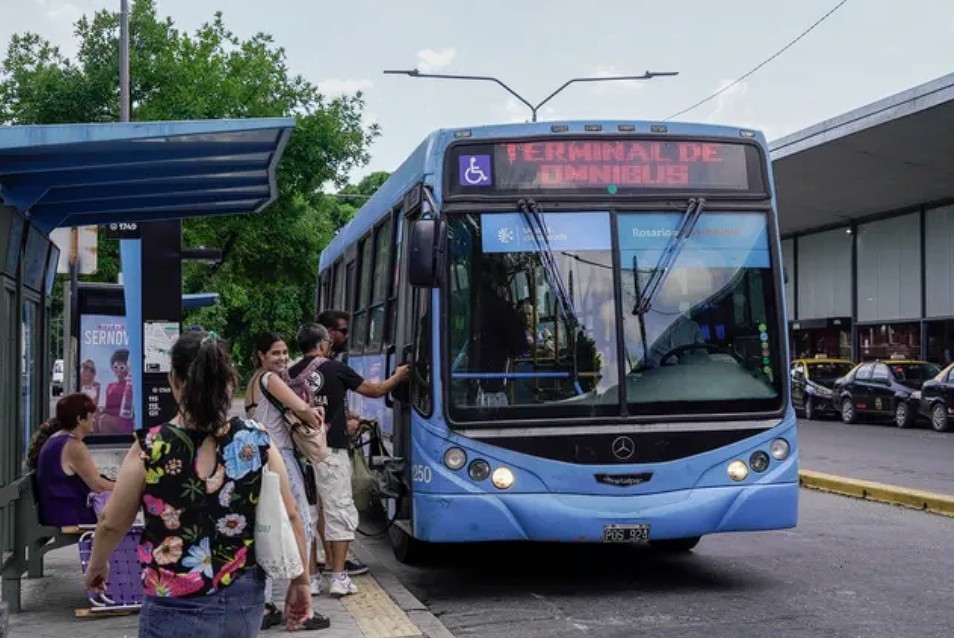 Desde el lunes se actualiza el boleto de colectivo en Rosario a la mitad de la inflación acumulada: viajar costará $1.720 | Rosario y la región