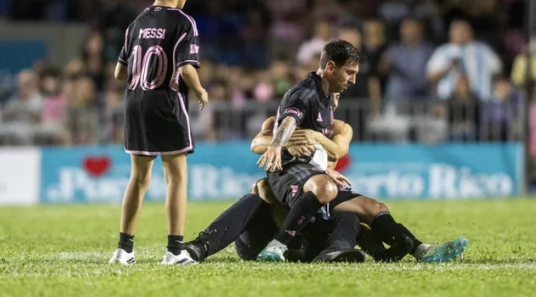 El insólito episodio de Lionel Messi en Puerto Rico: un hincha invadió la cancha y lo tiró al piso | Deportes