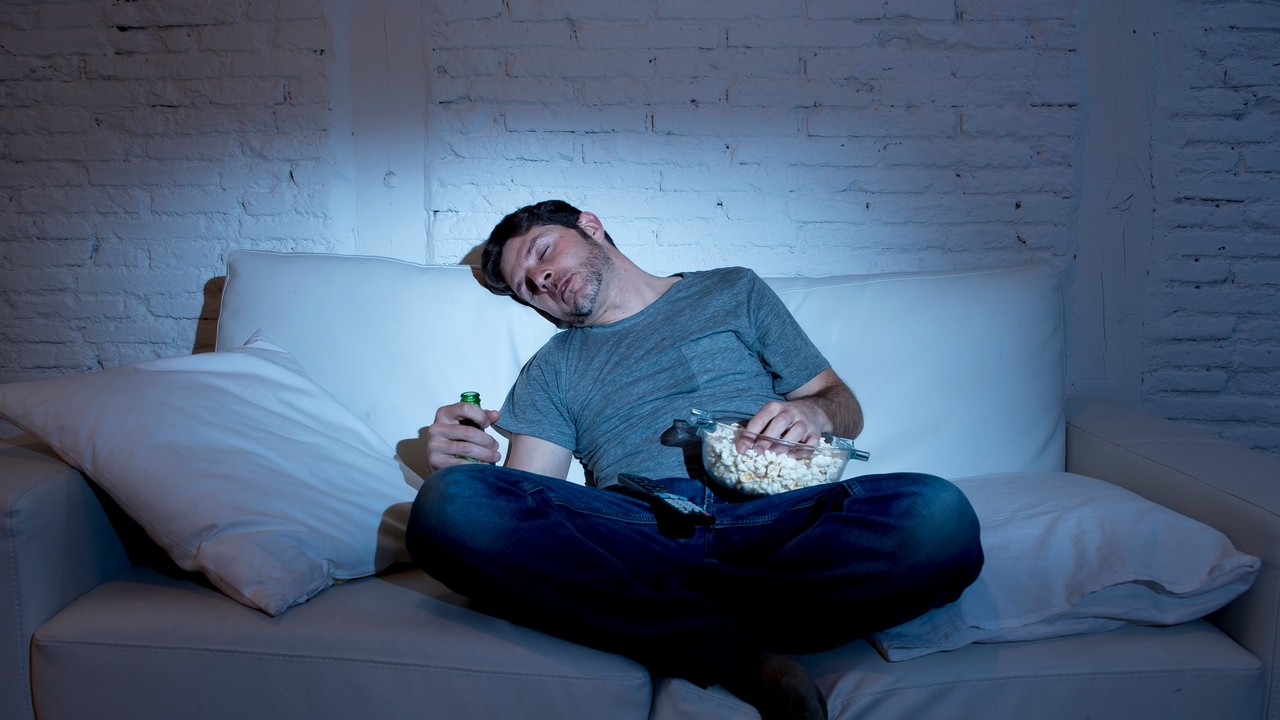 Dormir con la televisión encendida altera el sueño y aumenta riesgos de salud | Curiosidades