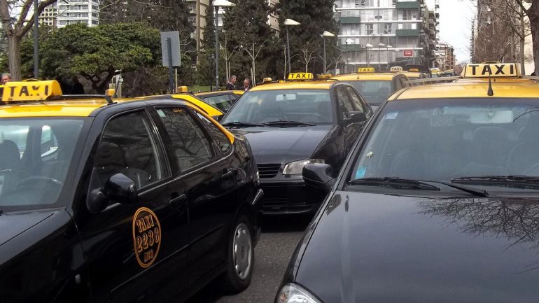 Los taxistas lanzaron un paro total desde las 14 si no se trata el aumento de la tarifa | Información General