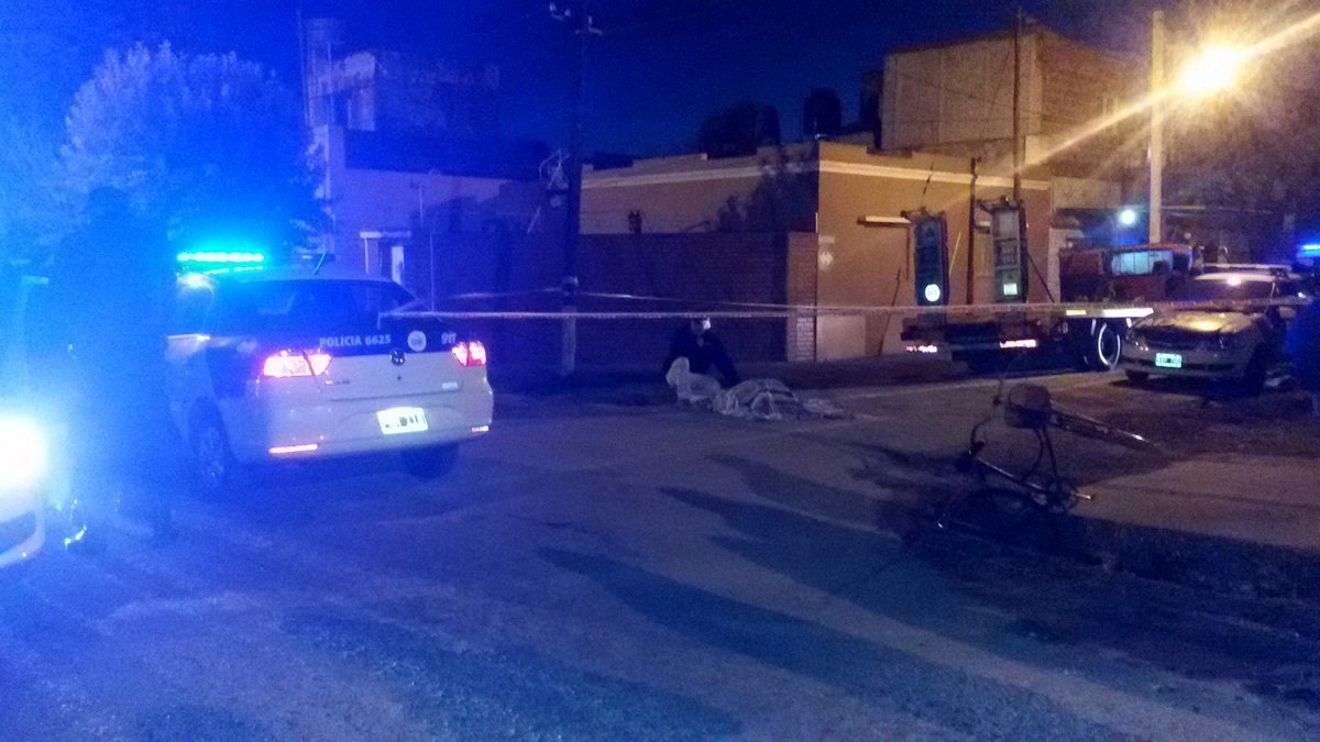 Larrea al 500: asesinaron a un hombre cuando acompañaba a su mujer a tomar el colectivo | Información General