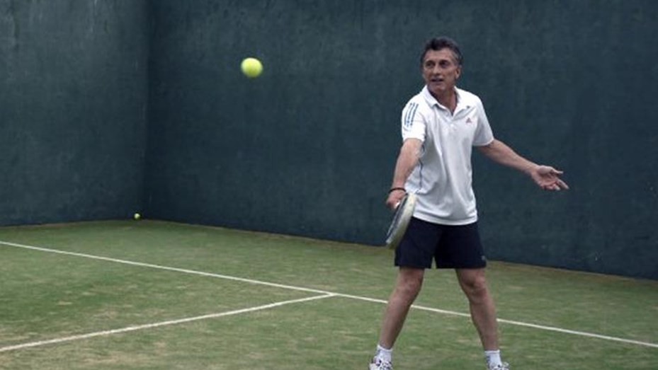 Macri se esguinzó la rodilla jugando al paddle | Información General