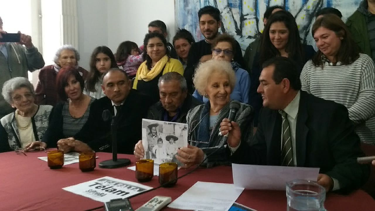 Abuelas de Plaza de Mayo celebran la restitución del nieto número 128 | Información General