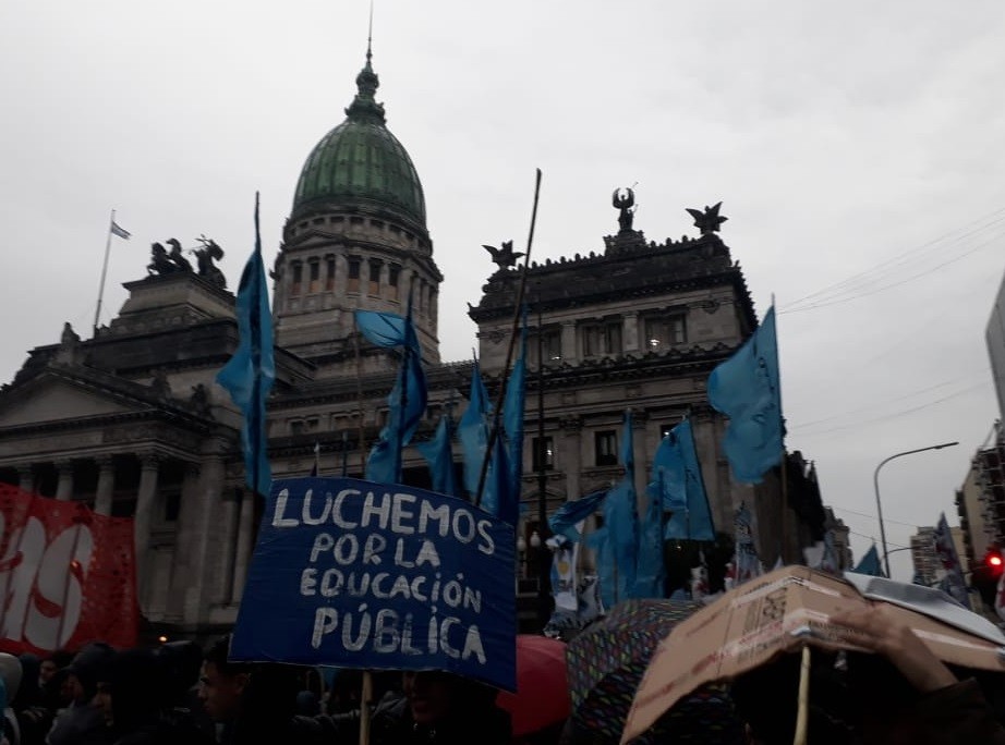 Marcha nacional educativa: docentes y estudiantes universitarios se movilizan hacia Plaza de Mayo | Información General