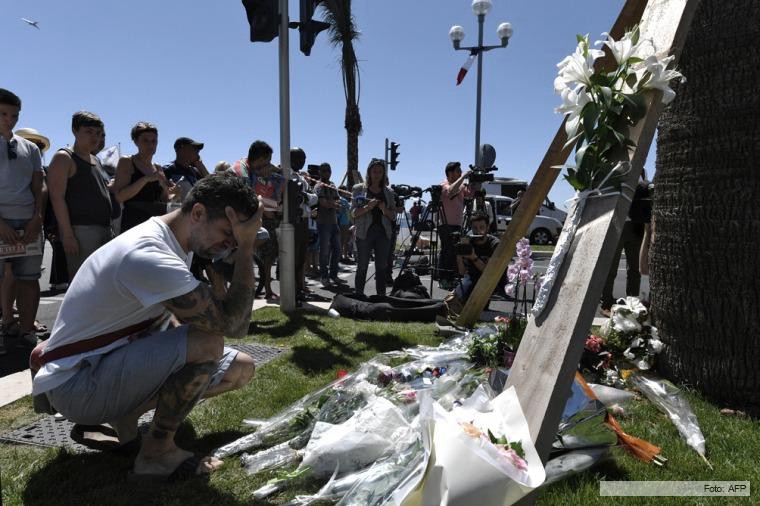 Conmocionada y de duelo, Francia busca respuestas al mortífero atentado en Niza | Información General