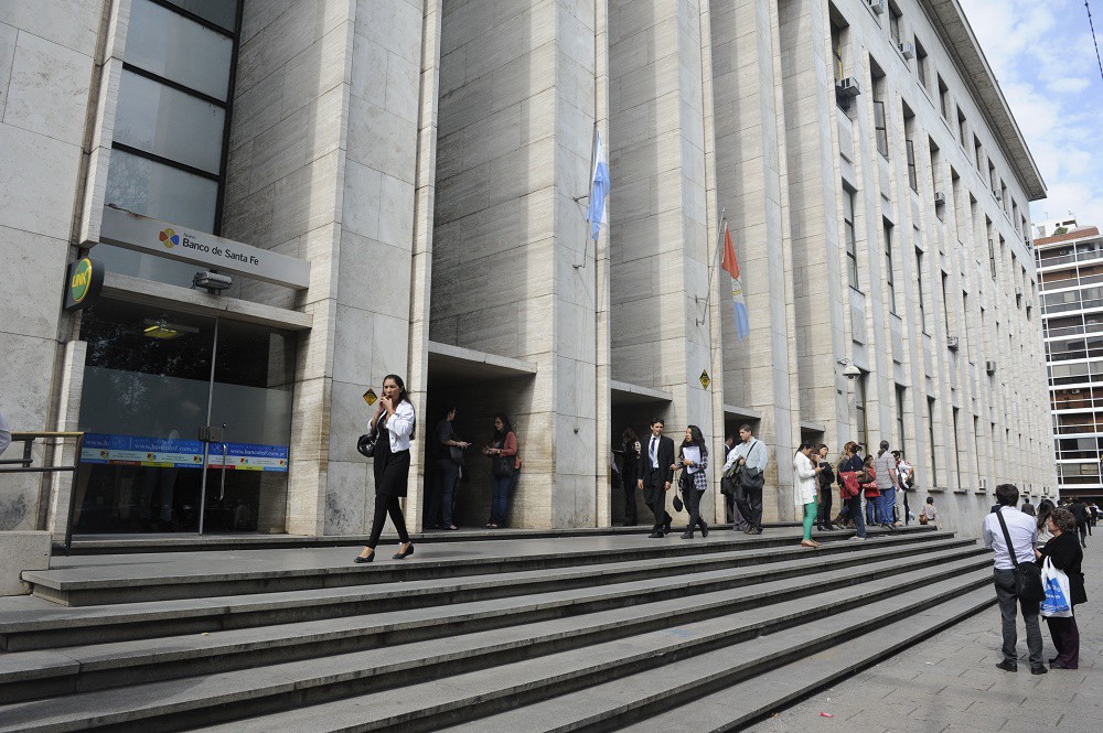 Una travesti presentó un amparo contra IAPOS en reclamo de cobertura de implantes mamarios y de glúteos | Información General