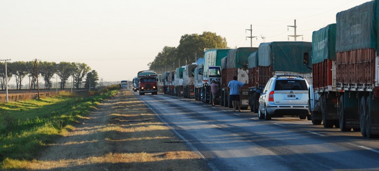 Por el paro de transportistas de cereales, cayó 95% el ingreso de camiones a los puertos de Rosario | Información General