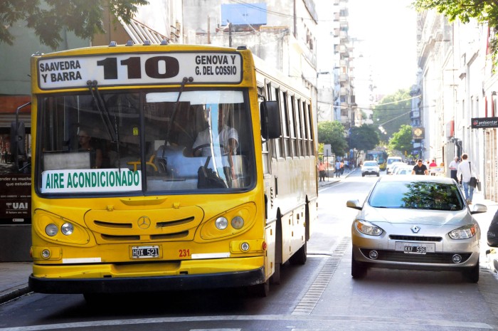 Apedrearon un colectivo de la línea 110 y lastimaron a una nena de 7 años | Información General