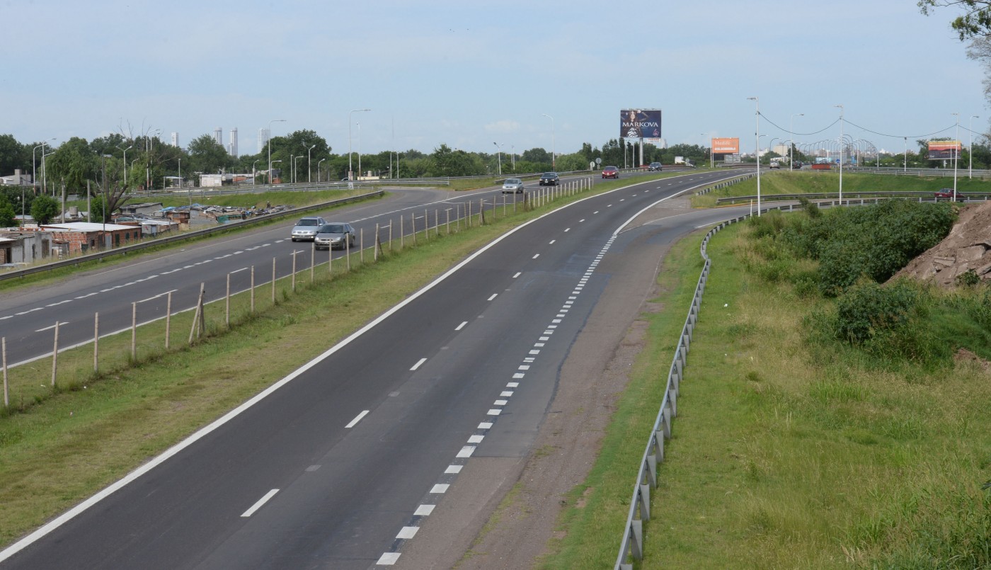Tres jóvenes fueron víctimas de un violento asalto a mano armada en la autopista a Córdoba | Información General