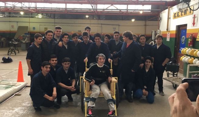 Alumnos solidarios: crearon sillas especiales para personas con discapacidad | Información General