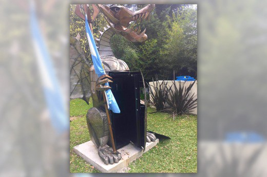 Hallaron en la casa de un ex funcionario de Scioli una caja fuerte oculta en una estatua de dragón | Información General