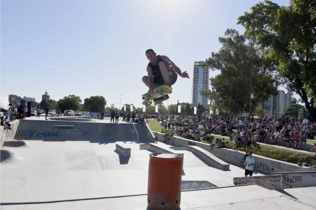Con cientos de visitantes, debutó la flamante pista de skate de Rosario | Información General