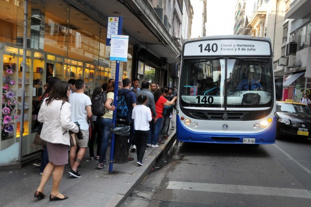 A partir del lunes, cuatro líneas de colectivo modificarán sus recorridos en el centro | Información General