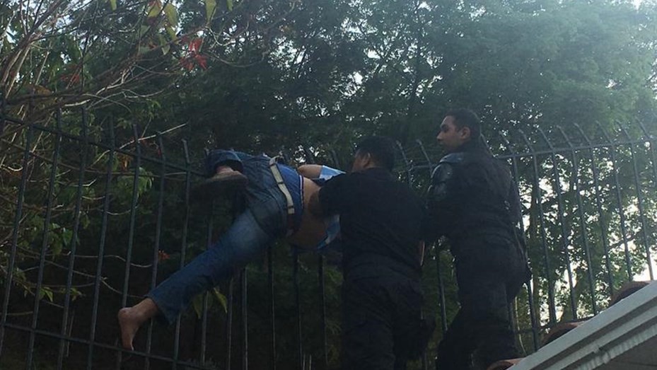 Ladrón quedó incrustado en una reja y simuló un intento de suicidio | Información General