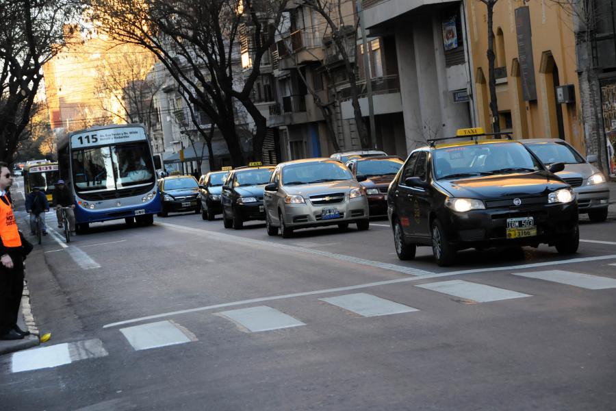 Permitirán el estacionamiento en cuadras del microcentro para favorecer las ventas de las Fiestas | Información General