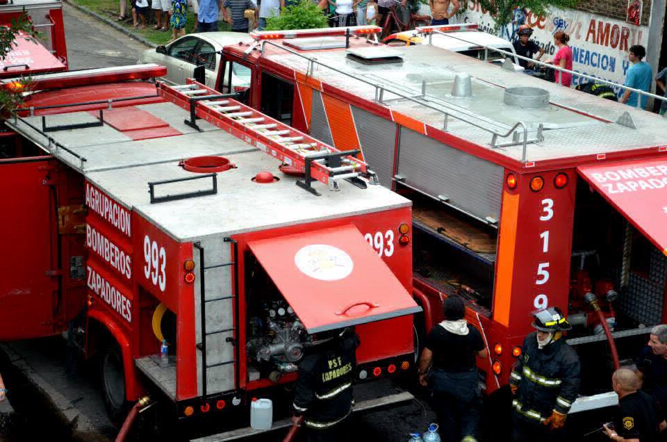 Bomberos zapadores denuncian al jefe de la división por cobrar un bono de 200 pesos a comercios | Información General