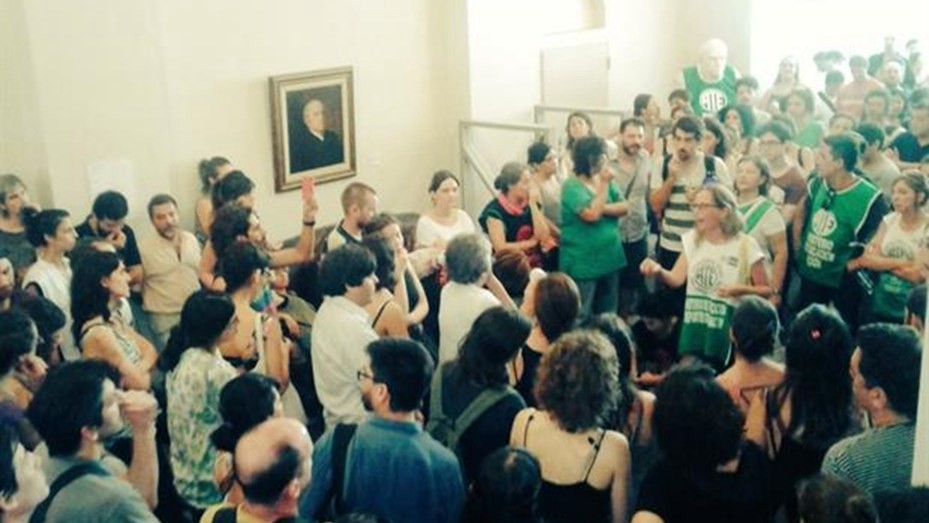 Tomaron una sede del Ministerio de Educación por despidos | Información General