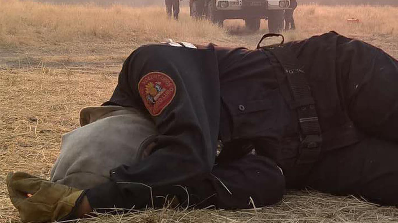 Una imagen, más que mil palabras: la foto de una bombero exhausta tras combatir el fuego por 20 horas | Información General