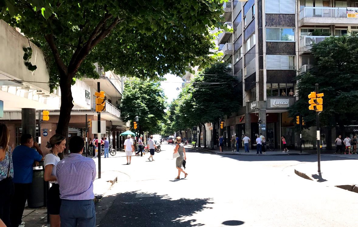 Una cuadrilla de la EPE rompió un caño y revolucionó el centro rosarino | Información General