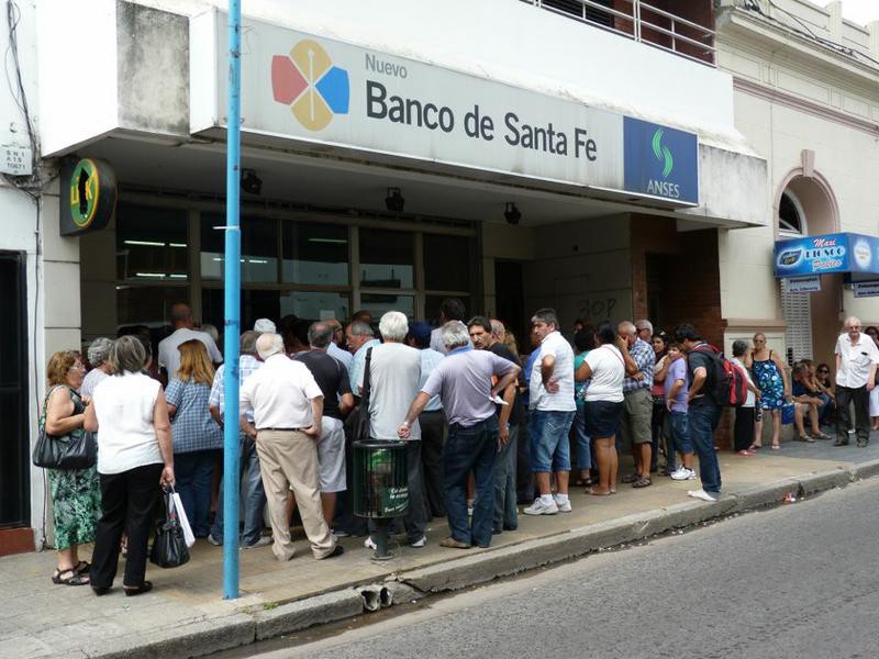 Los bancos tendrán atención reducida al público hoy y mañana | Información General