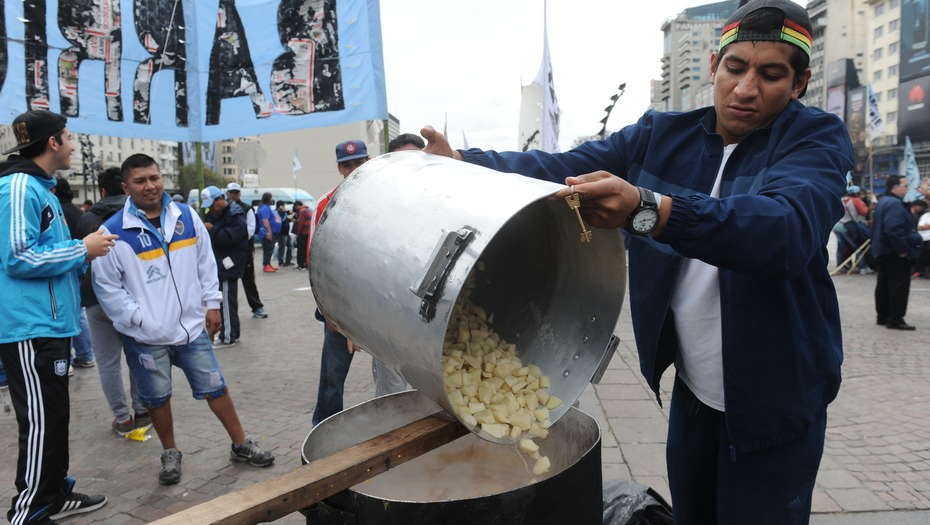 Organizaciones sociales realizan cortes y ollas populares en reclamo por planes sociales | Información General